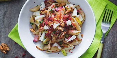 Insalata di pasta con pere, pancetta e noci